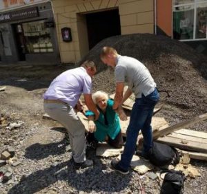 На “багатостраждальній” ужгородській площі Петефі бабуся провалилася у каналізаційну шахту (фото)