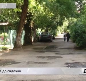 Покращення не чекайте: влада Ужгорода відмовилась ремонтувати бездоріжжя до дитячого садка (ВІДЕО)