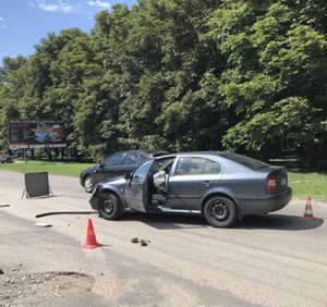 На набережній в Ужгороді зіткнулися автівка й мотоцикл