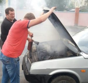 В Ужгороді водії врятували автомобіль від знищення вогнем (фото)