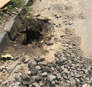 На вулиці Тіхого в Ужгороді можна звернути шию та залишитися без коліс (відео)