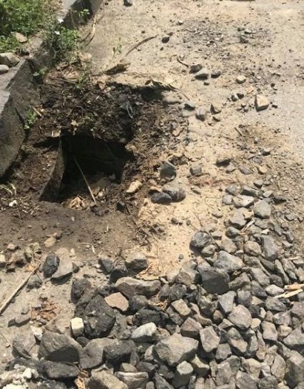 На вулиці Тіхого в Ужгороді можна звернути шию та залишитися без коліс (відео)