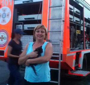 На Ужгородщині “надзвичайники” врятували кошеня, яке впало у колодязь (фото)