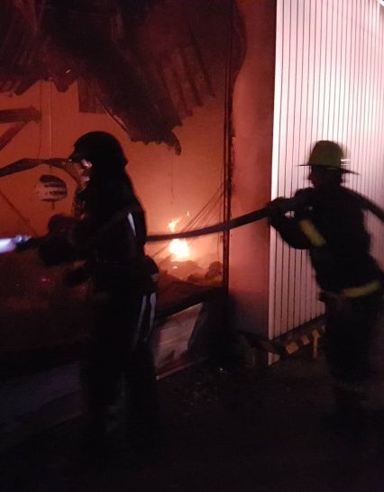 У Мукачеві горів склад “Нової Пошти”. Пожежу ліквідовано (фото, відео)
