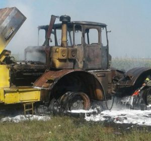 У Мукачівському районі в полі загорівся трактор (фото)