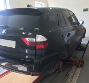 Іноземець, який «підкачав» колеса авто цигарками, позбувся «BMW X3» на Закарпатській митниці