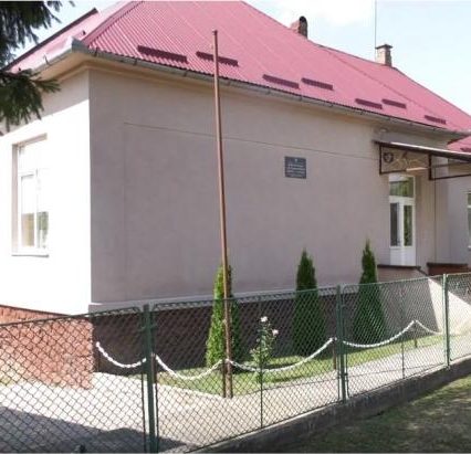 Українська школа “по-новому”: У Новоселиці на Мукачівщині діти вчитимуться… у коридорі (ВІДЕО)