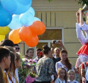 Перший дзвоник в школах Ужгорода відбудеться 1-го або 3-го серпня (Графік)