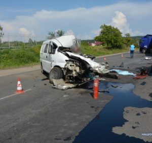 Смертельна ДТП під Мукачевом: мікроавтобус влетів під вантажівку (фото)