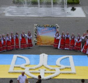 До Дня Незалежності головну площу Закарпаття прикрасить велетенська карта України і тризуб із живих хризантем