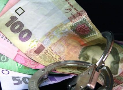 Директор державного архіву на Закарпатті вимагав 300 доларів за довідку