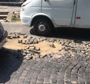 Ужгородська вулиця перетворилася на загрозу для авто і здоров’я пішоходів (ВІДЕО)