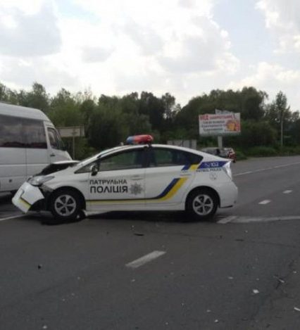 Авто патрульної поліції потрапило у ДТП на Закарпатті. Є травмовані (фото)