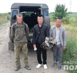 При спробі перетину державного кордону правоохоронці затримали двох іноземців та організатора переправи