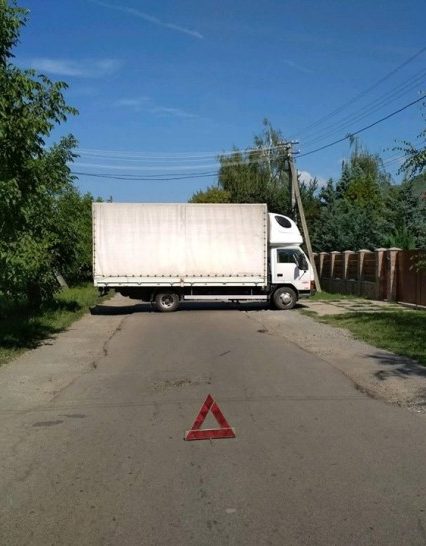 Через псевдоремонт ужгородської Капушанської люди перекрили проїзд до Сторожниці (відео)
