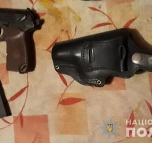 Поліцейські Закарпаття затримали чоловіка, який намагався продати боєприпаси