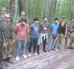 Неподалік Ужгорода прикордонники затримали четвірку нелегалів