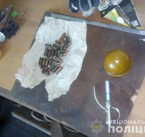 Іршавські поліцейські вилучили в чоловіка наркотики та боєприпаси