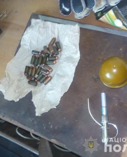 Іршавські поліцейські вилучили в чоловіка наркотики та боєприпаси