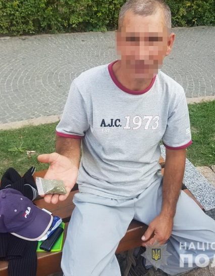 У Берегові поліція затримала п’яного чоловіка, в якого знайшли наркотики