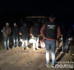 Поліція Закарпаття зупинила два авто з нелегалами та їх супроводом