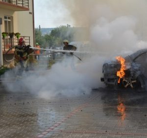 В Ужгороді вщент згоріла Toyota Avensis (ФОТО, ВІДЕО)