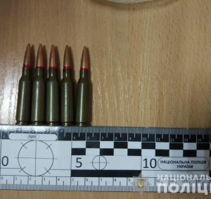 Закарпатська поліція затримала ужгородця, який намагався збути кастет і патрони