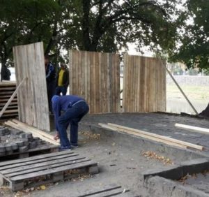В Ужгороді на набережній монтують щити, аби активісти не заважали владі гроші освоювати