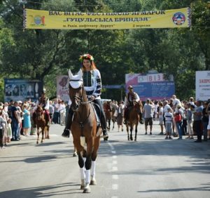 Тонни бриндзі, десятки трембіт і тисячі туристів – на Рахівщині відгуляв найбільший гастрономічний фестиваль Закарпаття (ФОТО