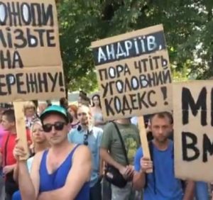 Ужгородці проти “псевдоремонту” набережної Незалежності фірмою, яка фігурує в кримінальних провадженнях (відео)