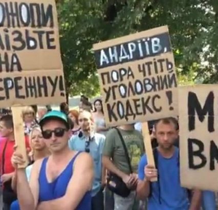 Ужгородці проти “псевдоремонту” набережної Незалежності фірмою, яка фігурує в кримінальних провадженнях (відео)