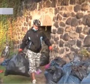 Ужгородці самотужки вичищають місто від сміття (ВІДЕО)