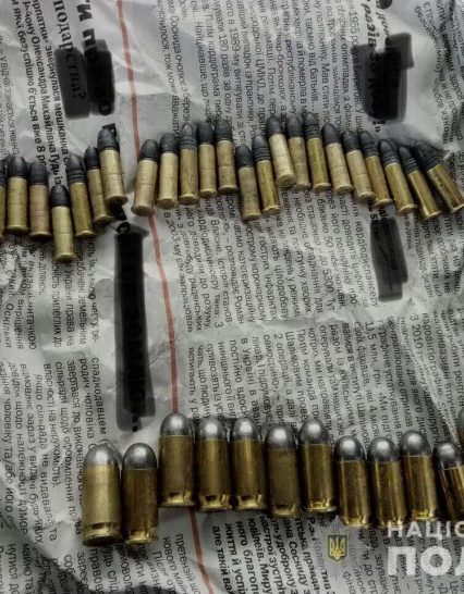 В Мукачеві у перехожого поліція вилучила набої