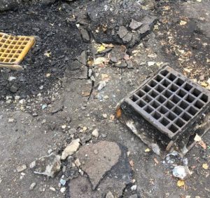 Асфальтування під дощем та іржаві дощоприймачі – ужгородці слідкують за ремонтом Набережної (ФОТО)