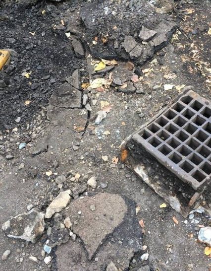 Асфальтування під дощем та іржаві дощоприймачі – ужгородці слідкують за ремонтом Набережної (ФОТО)