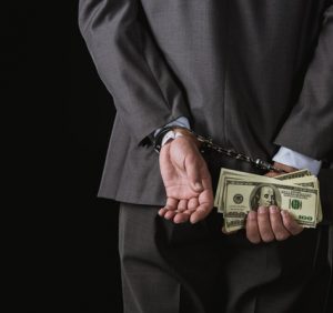 Украинцам разрешили ловить за руку чиновников-взяточников