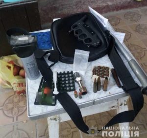 У Мукачеві поліцейські у місцевого мешканця вилучили набої та холодну зброю
