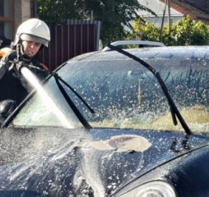 В Ужгороді спалахнув “Porsche Cayenne”: пожежники прийшли на допомогу (ФОТО)