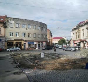 Куди зникають мільйони гривень на ремонтах доріг і  тротуарів в Ужгороді? (ФОТО)
