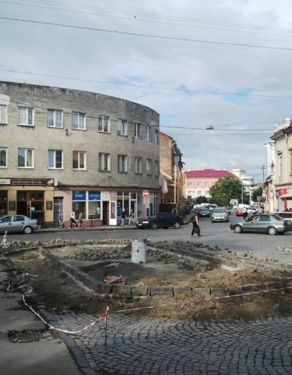 Куди зникають мільйони гривень на ремонтах доріг і  тротуарів в Ужгороді? (ФОТО)