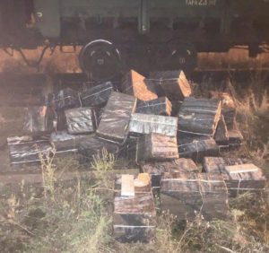 Потягом до Угорщини намагались перевезти контрабандні цигарки (фото)