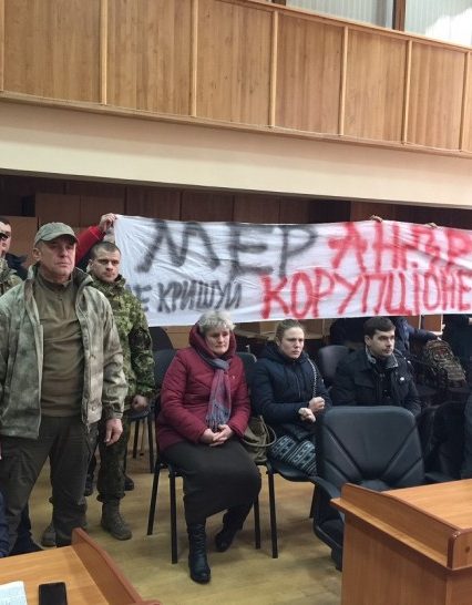 Депутати Ужгородської міськради продемонстрували солідарність зі звинуваченим прокуратурою у отриманні хабара Іштваном Цапом (відео)