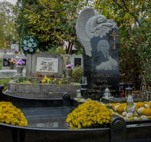 Стали відомі розцінки на послуги з догляду за могилами в Ужгороді