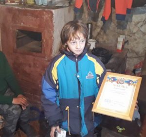 Закарпатські рятувальники відзначили дівчинку, котра під час пожежі врятувала своїх чотирьох братиків та сестричок
