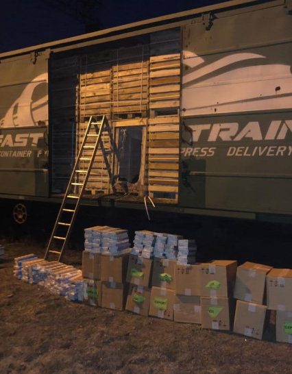 Контрабандні цигарки виявили прикордонники у вантажному вагоні (ФОТО)