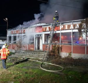 У Хусті вогнеборці ліквідували пожежу в недіючій будівлі магазину