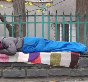 В центрі Ужгорода поселився безхатченко (фото)