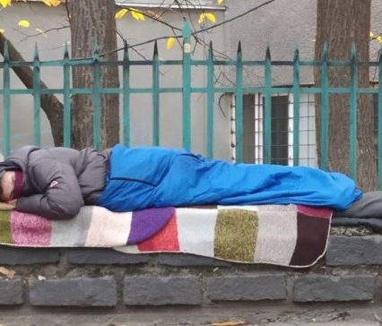 В центрі Ужгорода поселився безхатченко (фото)