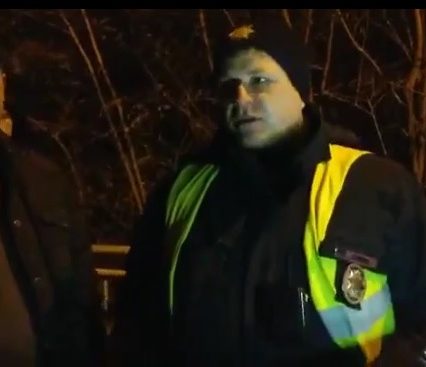 Поліція та євровласники затримали на заблокованому митному терміналі в Ужгороді неадкватного водія (відео)