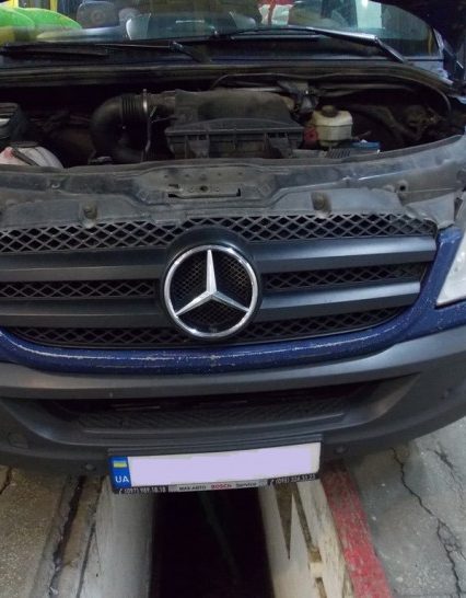 Тютюнового контрабандиста на «Mercedes» затримали вночі на українсько-угорському кордоні (фото)